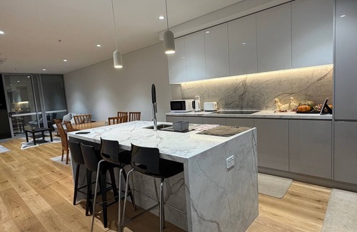 Pascoe Vale Apartment | Stunning 3Br new penthouse 15 minute drive to Tullamarine Airport 8km from CBD