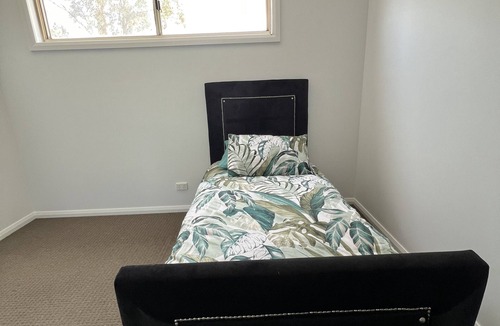 Thomastown House | Stunning 4 bedroom House with 2 bathrooms including full ensuite.