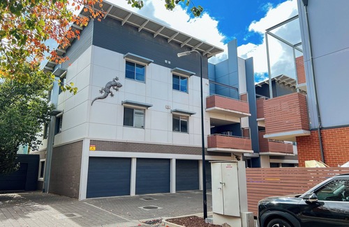 Findon Apartment | Stylish 2BR Holiday Apartment in Findon 8min to the AirPort, 1min walk to shops.