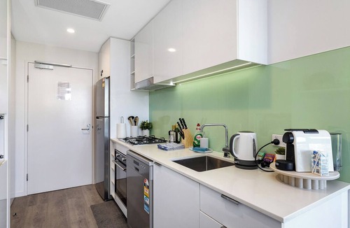 South Brisbane Apartment | Stylish 2BR | Walk to Southbank + Free Parking
