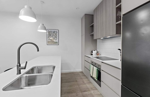 Bowden House | Stylish 3BR Townhouse | Walk to CBD | Free Parking + Fast WiFi