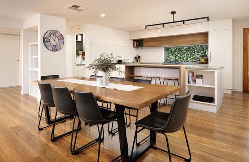East Albury House | Stylish East Albury Retreat-Walk to CBD & Hospital