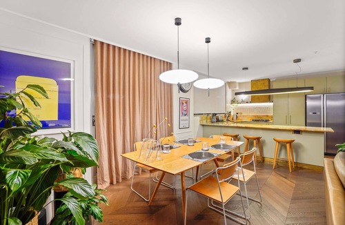 Footscray Apartment | Stylish Executive Apt Stunning views/city skyline