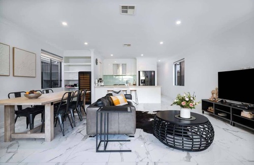 Rostrevor House | Stylish family home 2 story 4B/3B free parking