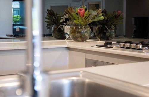 Heidelberg Apartment | Stylish Ground-floor stay near Austin Hospital - Walk to Cafes & Yarra Trails