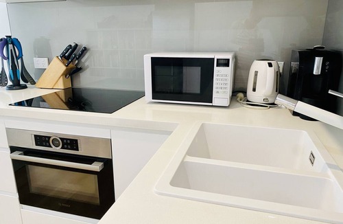 Manly Apartment | Stylish Manly Beach 2BR unit &parking. Flat walk to beach, cafes & ferry to city