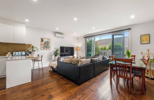 Melbourne House | Stylish Modern 3BR Townhouse in Camberwell near Train,Tram& Shops