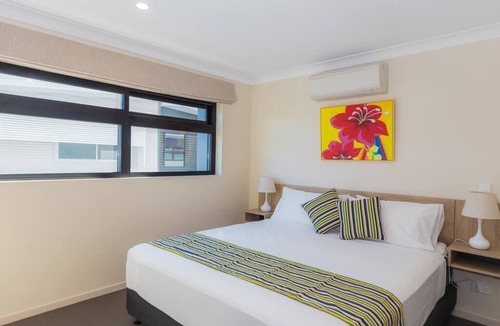 Windsor Hotel | Stylish, modern king hotel room in Brisbane