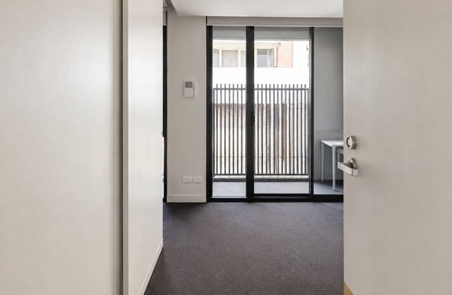 Box Hill Apartment | Stylish Modern Studio - A Sweet Escape for Two