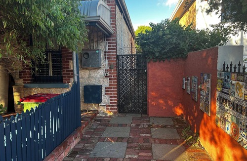 South Fremantle House | Stylish Studio on South terrace. 2 Minute walk to the beach.