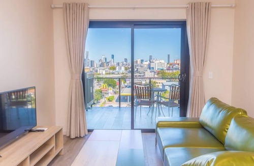 Windsor Apartment | Stylish Top Level King Apartment
