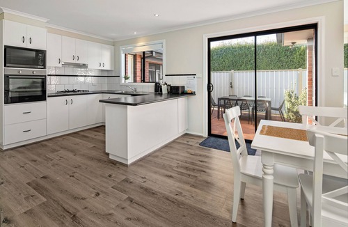 Delahey House | Summery 4BR Home by Mel Airport CBD & Watergardens