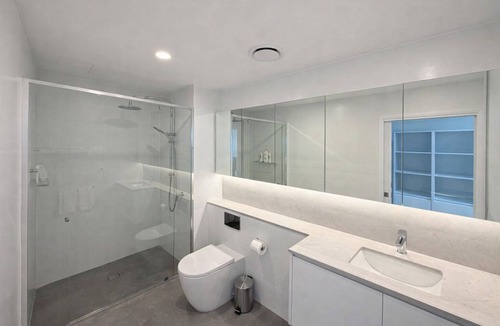 West End Apartment | Sunllit Bliss | 2BR Sunlit Stay w Balcony in West End with Carpark