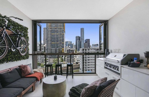 South Brisbane Apartment | Sunny 1 bed in the Heart of South Bris with BBQ, Parking and Pool
