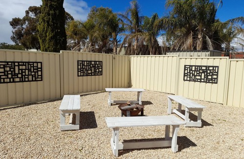 Barmera Cottage | "Sunset Dreamz" Lake front accommodation with 180 degree Lake Bonney views
