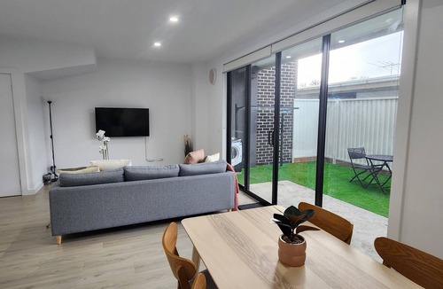 Sunshine House | Sunshine Central Unwind Retreat SPA Bath New 2 Bedroom House