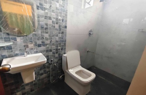 Kochi House | Super Hotel O Chakkaraparambu Vyttila