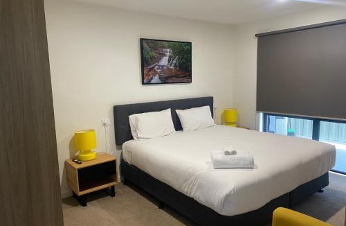 Kings Meadows Apartment | Superior & Luxe 2BR Apartment Villas Al Fresco Patio Free Parking & WIFI