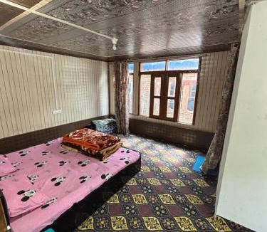 Gulmarg House | Tajamul Asad guest house and homestay