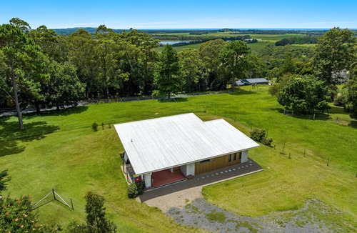 Tintenbar Cottage | Take it easy at this unique and tranquil getaway.