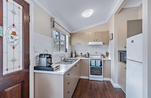 Diamondvale Cottage | Tea Tree Cottage, luxury 2 bedroom cottage at Diamondvale Estate with fireplace