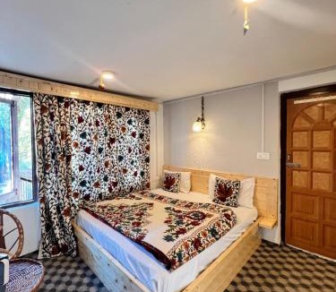 Laripora Hotel | The AISHANA PAHALGAM