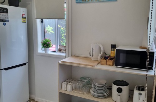 Woodridge Apartment | The Batch. Close to Diggers RSL & Sunday Markets, Brisbane to GC line.