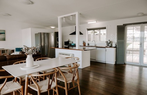 Binalong Bay House | THE BILLOWS - BINALONG BAY. Hamptons style escape overlooking the Bay of Fires.