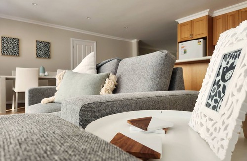 Maddingley House | The Chateau -perfectly located, walking distance to town, train station & parks.