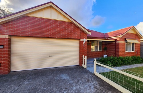 Maddingley House | The Chateau -perfectly located, walking distance to town, train station & parks.