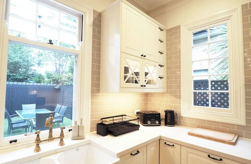 Glenelg House | 'THE COTTAGE' at Gordon St Villas - luxury accom. for 8 in the Heart of Glenelg