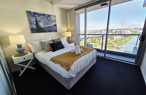 Brisbane Central Business District Apartment | The Gilded Gallery I Art-Inspired Luxe Retreat