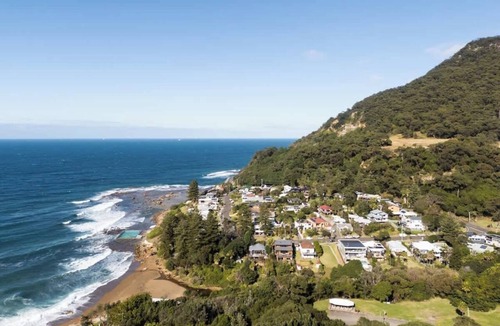 Coalcliff House | The Graceful Dodeca Treehouse Coalcliff