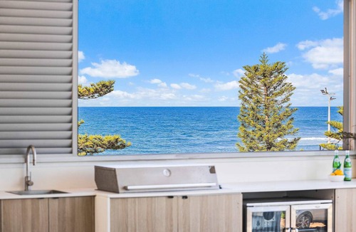 Shellharbour House | The Grand Ocean Vista - LIMITED AVAILABILITY! Heated Pool, Spa, Lift, Luxury Accommodation.