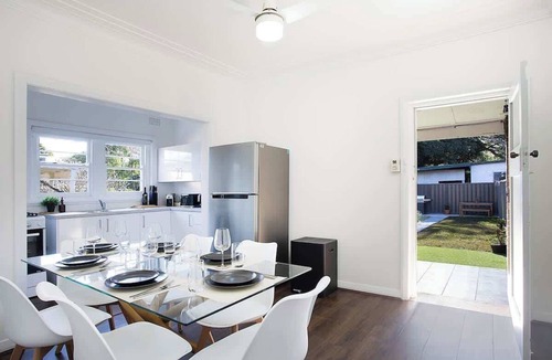 Glebe House | The Heri | Charming 2BR Glebe Retreat with Parking - Walk to Markets and Shops