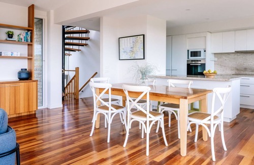 Flinders House | The Hill Flinders, Immerse yourself in the vibrant atmosphere!
