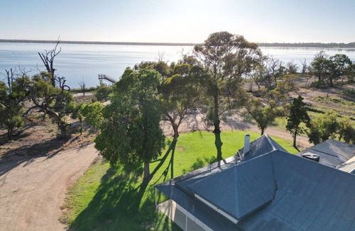 Barmera House | The Jetty House - Water Front Stay Lake Bonney Riverland