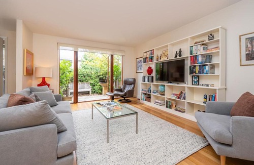 Glen Iris House | The Light House - Close to Harold Holt Swim Centre