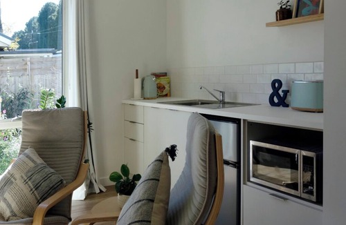 Trentham Apartment | The Little Studio. Cozy and stylish! Trentham weekend couple accommodation.
