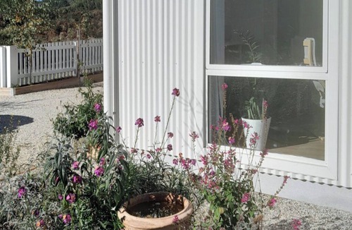 Trentham Apartment | The Little Studio. Cozy and stylish! Trentham weekend couple accommodation.