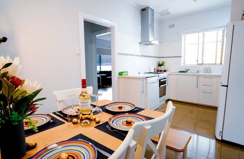 Glenelg North House | The Loft Glenelg, Cosy-oasis beachside Entire home, Private fenced backyard