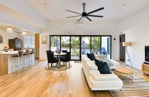 Agnes Water House | The Ohana Hut - 2 bed 2 bath Air conditioned home in town center - walk to beach