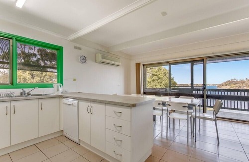 Lakes Entrance House | The Point | Spacious Waterfront Escape