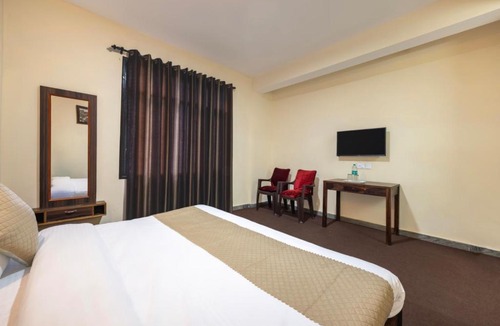 Kufri Hotel | The Prakriti Resort Shimla l Lift l Multi Cuisine Restaurant l Free Parking l By Exotic Stays