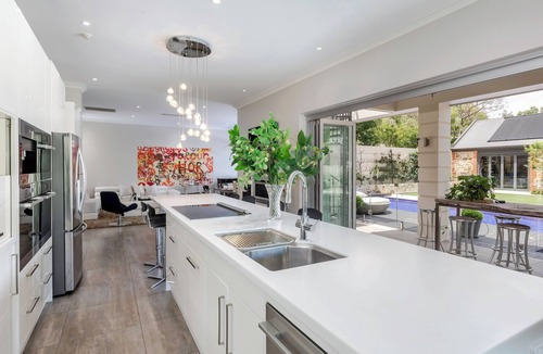 North Adelaide House | The Retreat - Private Estate, Pool, Tennis Court