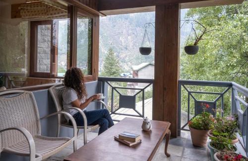 Manali Villa | The WaterWillow by StayVista - 5BHK Mountain-View Villa with Pet Friendly & Gazebo