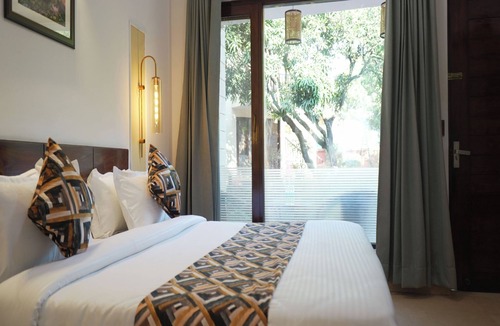 Garjia Hotel | The Whispering Oaks Corbett