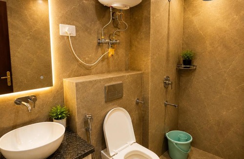 Sector 39 House | The White Casa - Luxery 1RK Balcony Stay