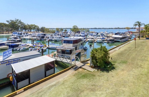 Sandstone Point Apartment | Three Bedroom Harbourside Retreat