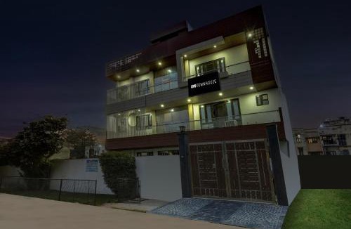 Sector 51 Hotel | Townhouse Mayfield Garden Nearby Golf course road
